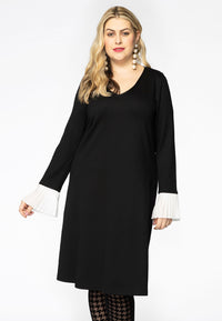 Kleid mit plissierten ÄrmelabschlüssenDress plissé cuffs - black - #1